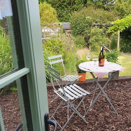 The Bothy Near Tenby, Big Projector Screen, Four-Poster Bed, On-Site Hot Tub Access Via Spa Pack, Breakfast Buitenkant foto