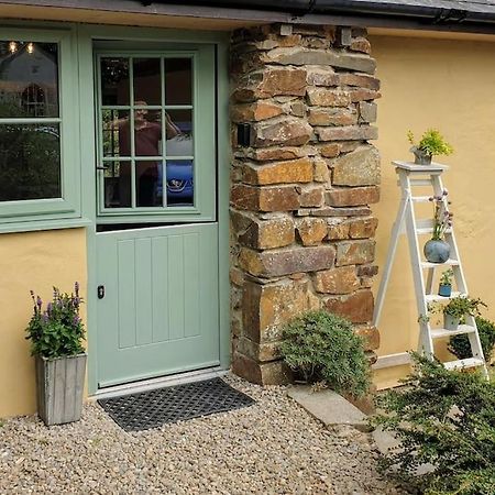 The Bothy Near Tenby, Big Projector Screen, Four-Poster Bed, On-Site Hot Tub Access Via Spa Pack, Breakfast Buitenkant foto