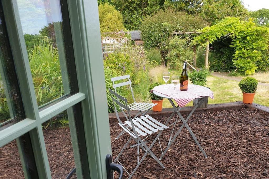 The Bothy Near Tenby, Big Projector Screen, Four-Poster Bed, On-Site Hot Tub Access Via Spa Pack, Breakfast Buitenkant foto