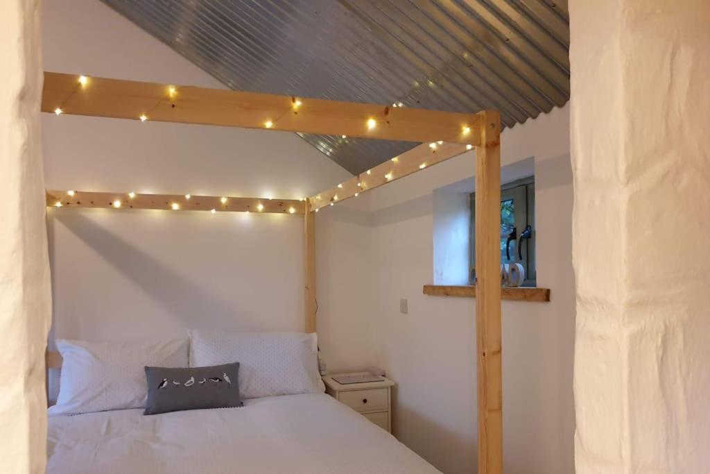 The Bothy Near Tenby, Big Projector Screen, Four-Poster Bed, On-Site Hot Tub Access Via Spa Pack, Breakfast Buitenkant foto