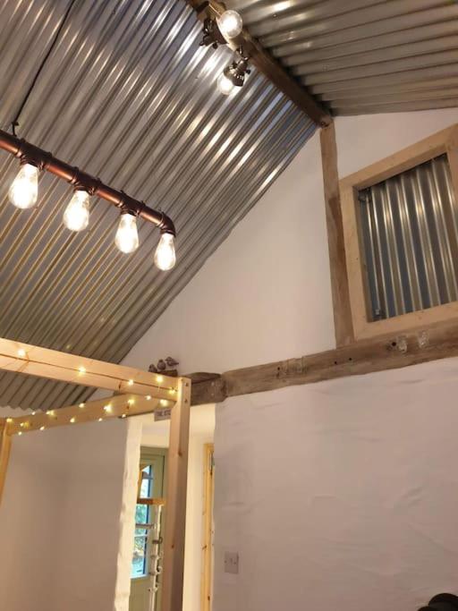 The Bothy Near Tenby, Big Projector Screen, Four-Poster Bed, On-Site Hot Tub Access Via Spa Pack, Breakfast Buitenkant foto