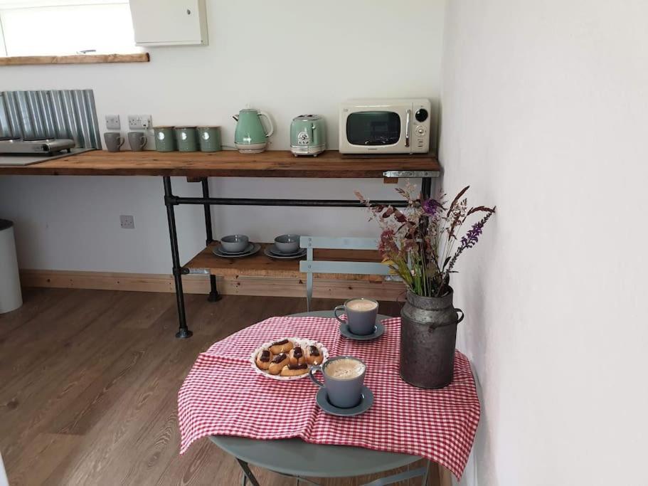 The Bothy Near Tenby, Big Projector Screen, Four-Poster Bed, On-Site Hot Tub Access Via Spa Pack, Breakfast Buitenkant foto