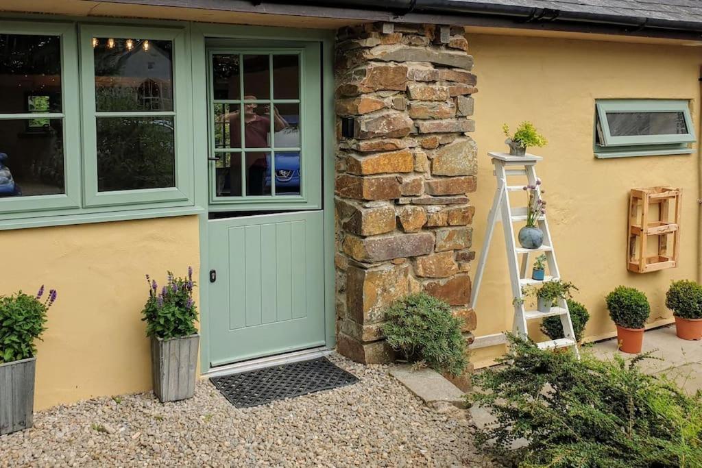 The Bothy Near Tenby, Big Projector Screen, Four-Poster Bed, On-Site Hot Tub Access Via Spa Pack, Breakfast Buitenkant foto