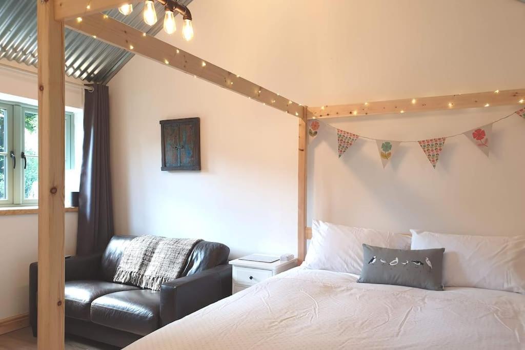 The Bothy Near Tenby, Big Projector Screen, Four-Poster Bed, On-Site Hot Tub Access Via Spa Pack, Breakfast Buitenkant foto